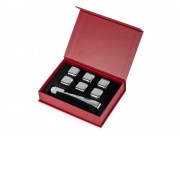 Набор для виски со стальными охлаждающими камнями, щипцами, мешочком в коробке, кашированной картоном.