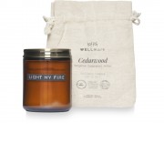 Wellmark свеча с ароматом кедрового дерева среднего размера - Amber heather
